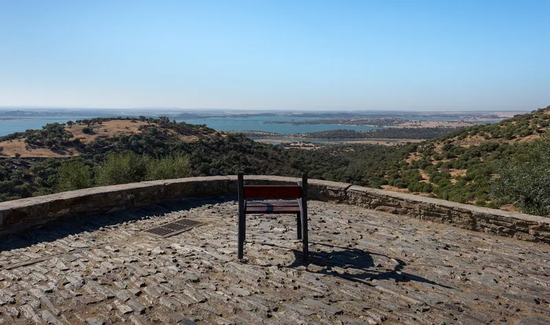 Uma cadeira no terraço do castelo com vista para o Alqueva