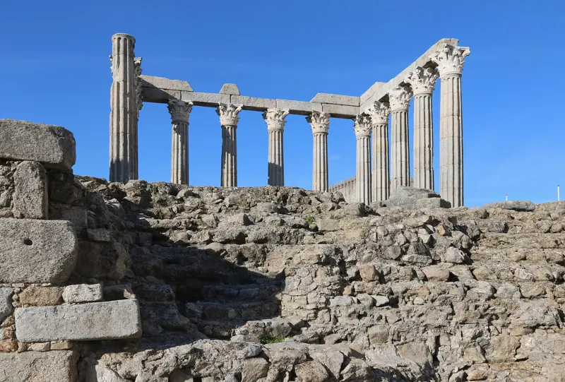 Templo Romano de Évora sob o céu azul