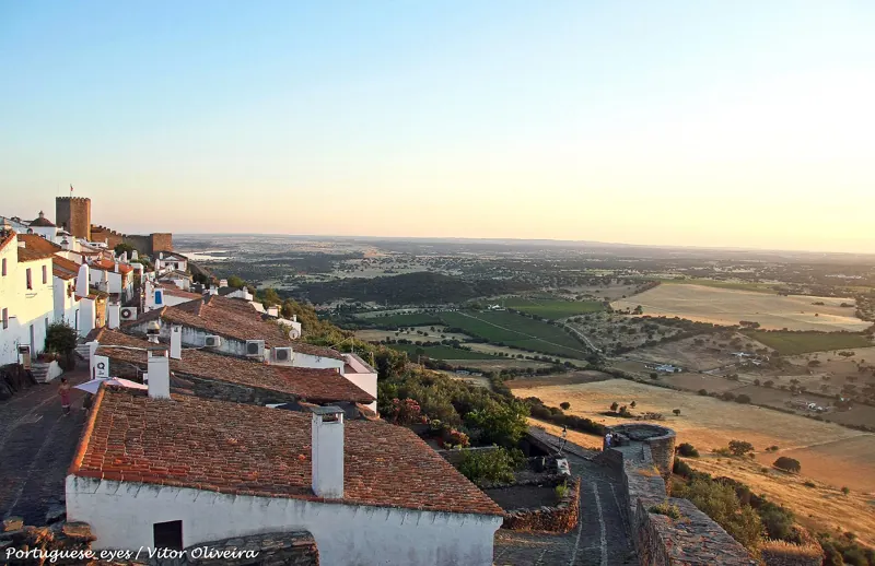 Monsaraz caiada e a planície alentejana à luz do fim da tarde