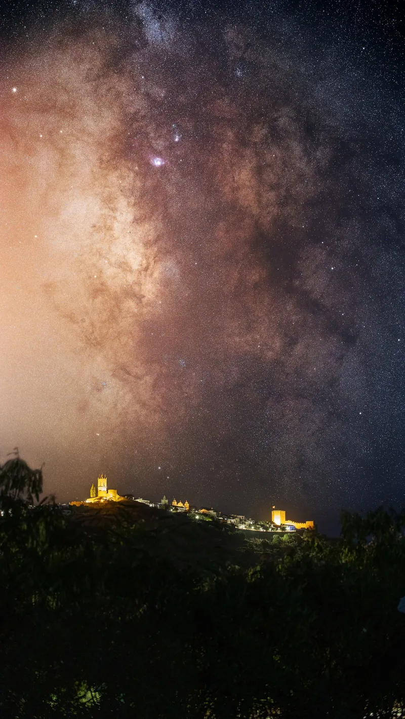 A Via Láctea sobre o castelo iluminado de Monsaraz