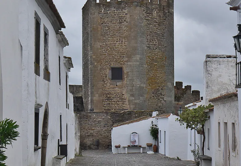 Rua caiada junto ao castelo de Monsaraz